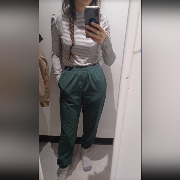 ⚡️SALE⚡️GapFit Reversible Runaround Joggers in 'Green Outdoors', Size Small - Picture 4 of 11